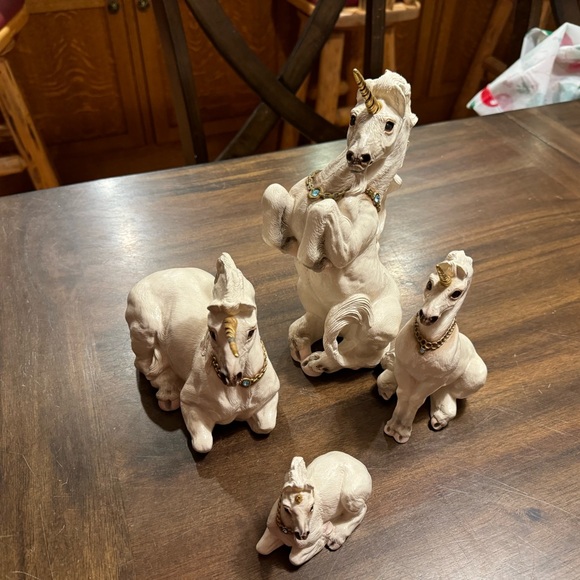 Flawless Vintage 1990’s White Winstone Unicorn Family set of 4 - Picture 3 of 17